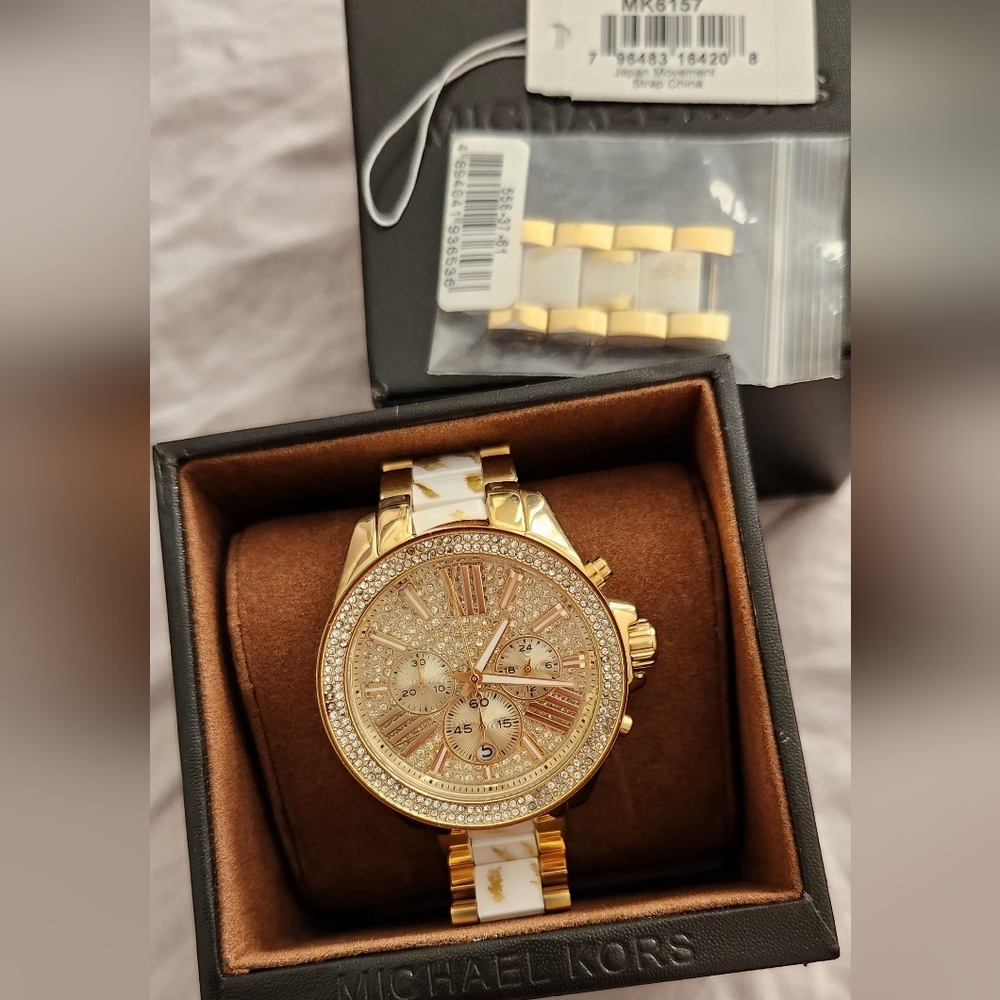 💛⌚️Michael Kors timepiece w date